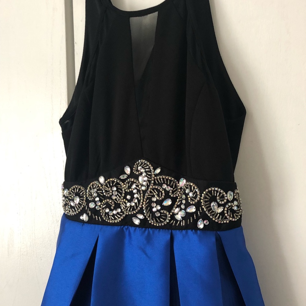 Beautiful dress - Picture 2 of 3